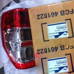 ÈN HẬU TRÁI VIỀN TRẮNG FORD RANGER CHÍNH HÃNG DB3913405AA